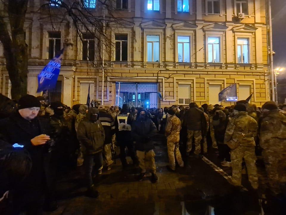 Сторонники Порошенко блокируют выезд из суда / фото Александр Рудоманов в Facebook