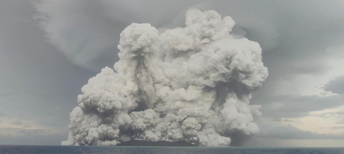 У Королівстві Тонга сталося потужне виверження вулкана / фото REUTERS