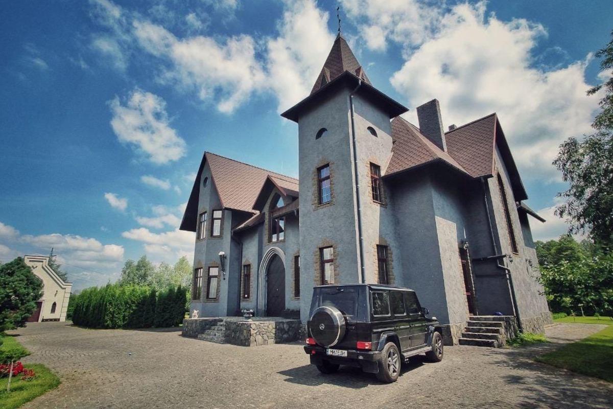 Замок під Києвом виставили на продаж / фото facebook.com