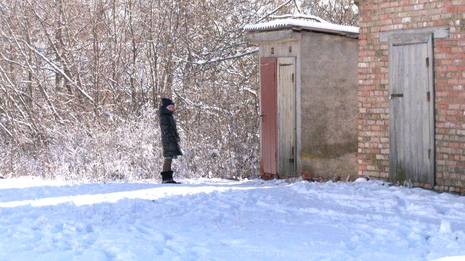 Діти ходять до туалету на вулицю / фото Суспільне Рівне Діти ходять до туалету на вулицю / фото Суспільне Рівне