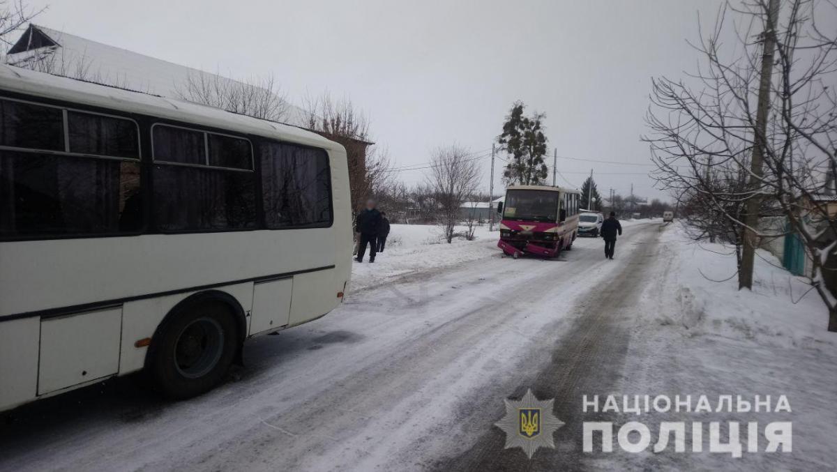 Водій автобуса «БАЗ» не дотримався безпечної швидкості та дистанції / фото НПУ