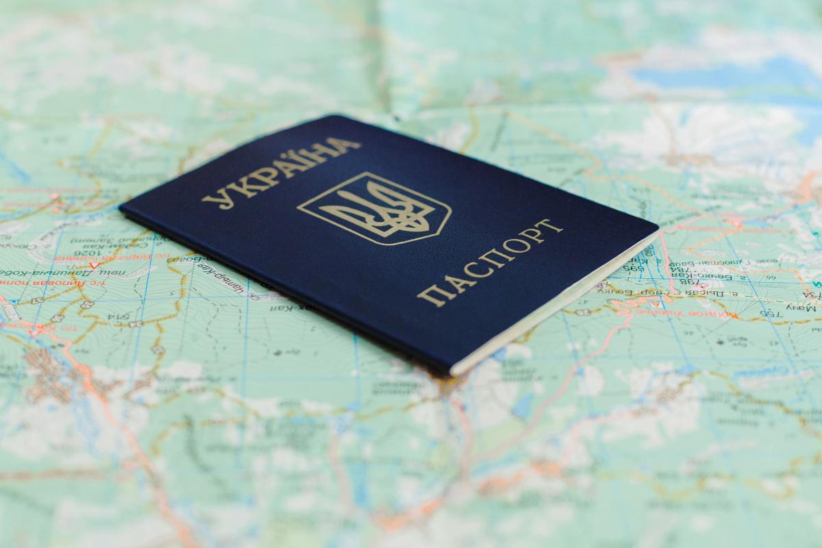 Молодь з Криму приїздить на материкову частину України, щоб оформити перший паспорт / фото ua.depositphotos.com