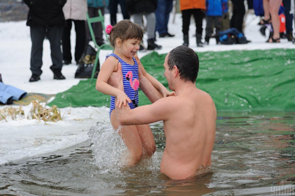 Можно ли детям купаться в ледяной воде / фото УНИАН