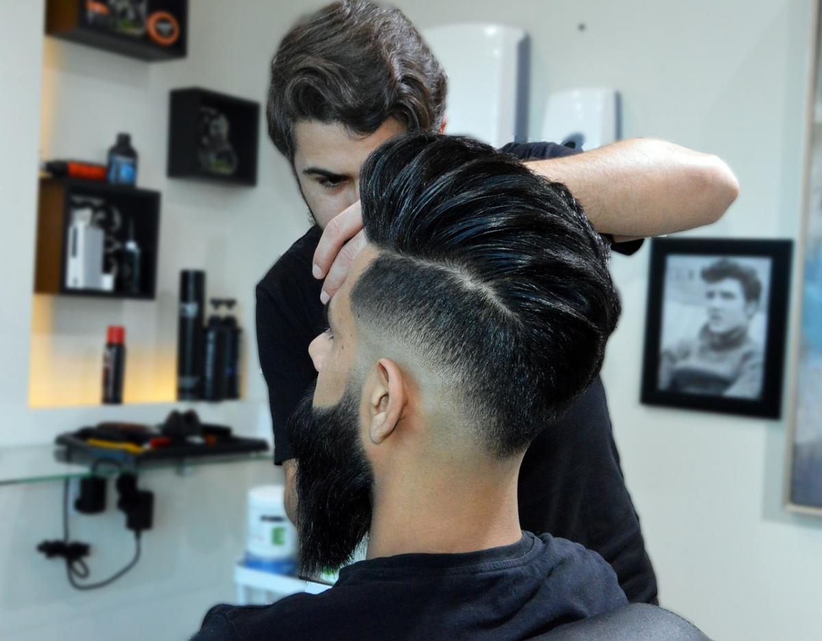 Men's haircut pompadour / photo pixabay