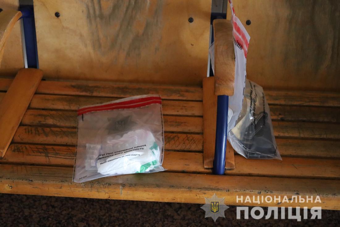 Мужчина купил опасные препараты / фото Нацполиция Житомирской области