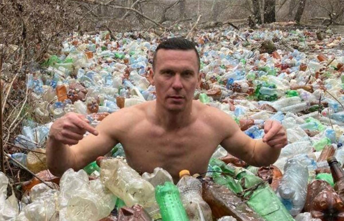 Екоактивіст скупався в річці з пляшками / фото Facebook / ГО "Кольорові Баки "