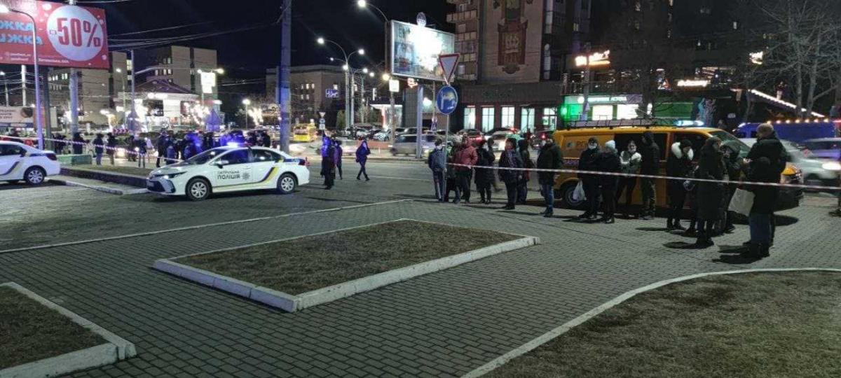 В Одессе "заминировали" торговый центр / фото - патрульная полиция Черновицкой области