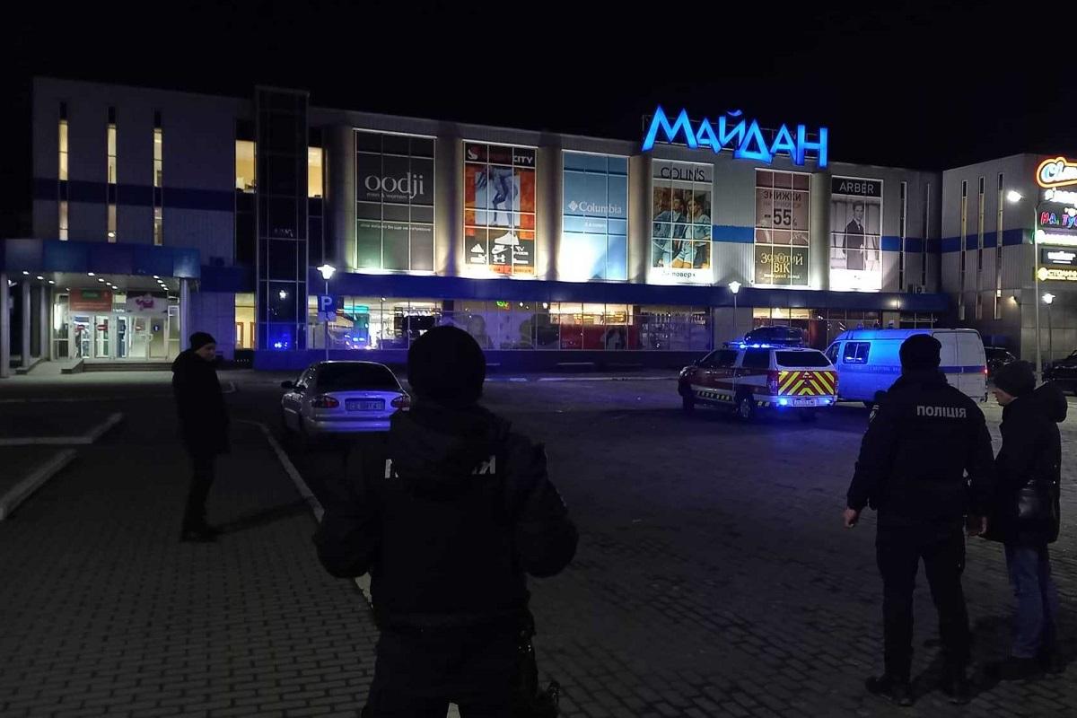 На месте происшествия сейчас работают десятки правоохранителей / фото - патрульная полиция Черновицкой области