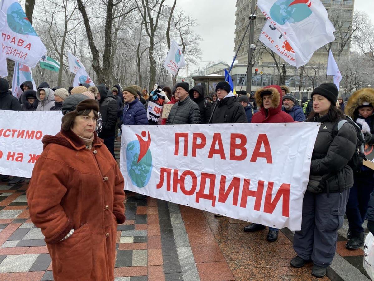 Участники акции держат плакаты с призывами уважать права человека / фото - УНИАН, Надя Пришляк