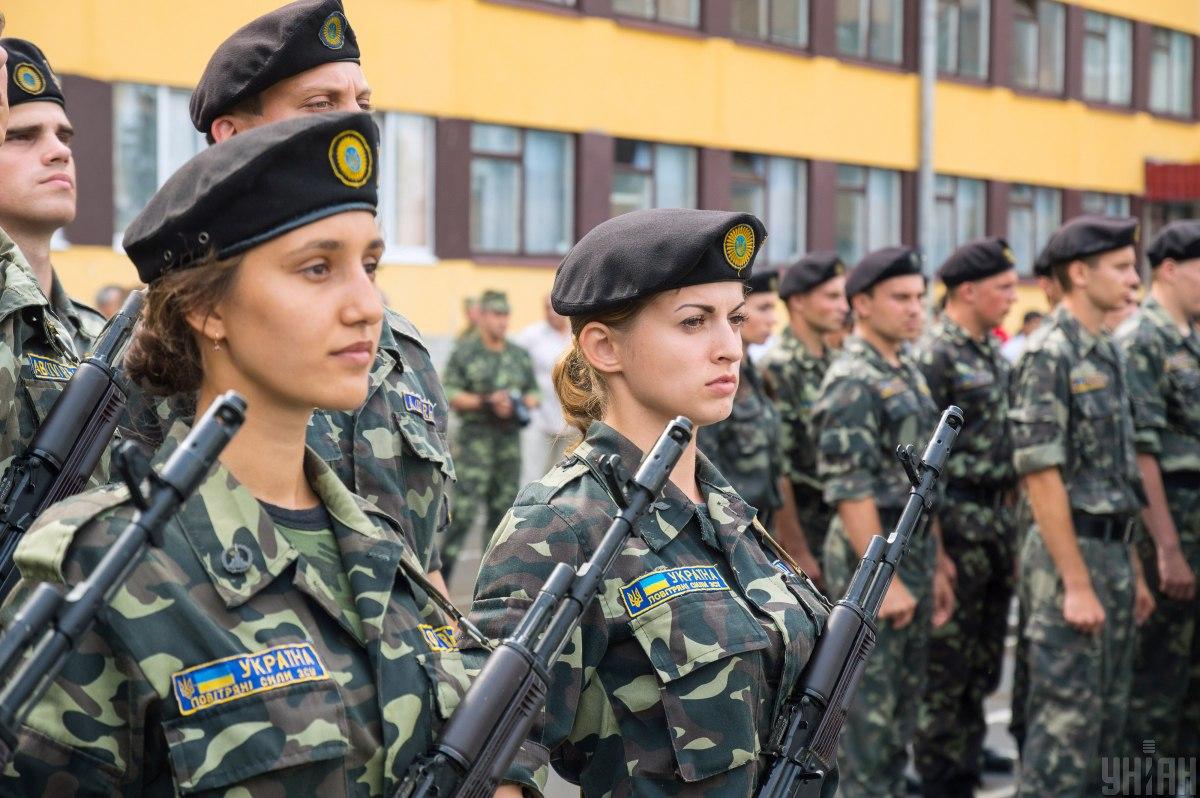 Женщин не будут штрафовать за отказ от постановки на военный учет / фото УНИАН