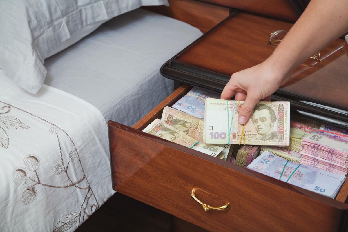 Експерти закликають не тримати кошти вдома, а нести їх у банки на депозити / фото ua.depositphotos.com