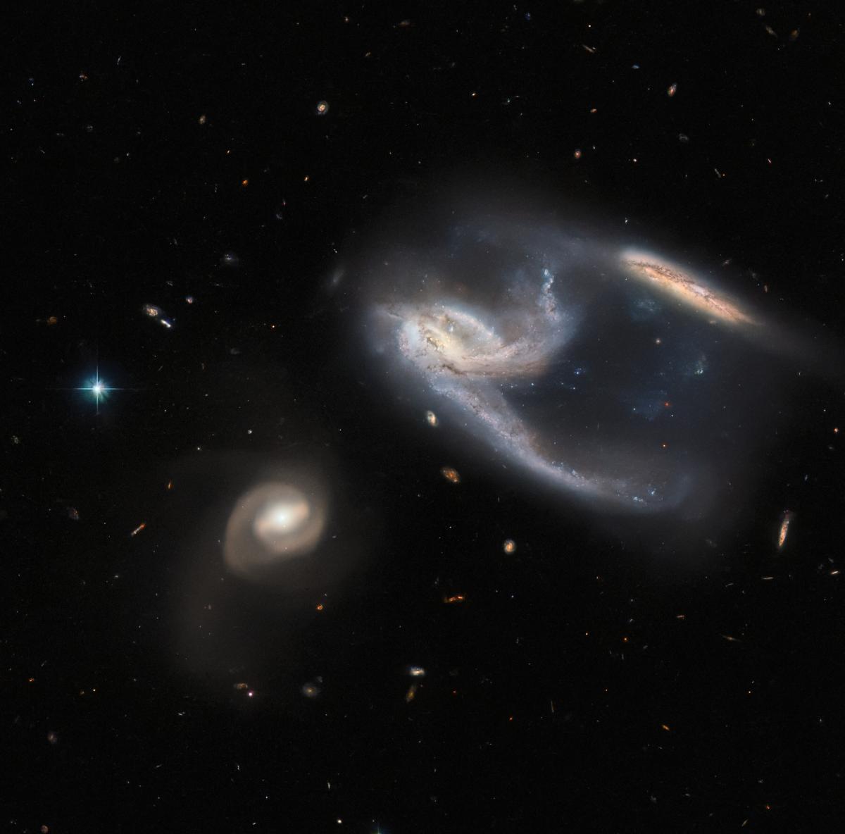 Група галактик знаходиться в сузір’ї Фенікс / фото ESA/Hubble & NASA, J. Dalcanton, Dark Energy Survey, DOE, FNAL, DECam, CTIO, NOIRLab/NSF/AURA, ESO; J. Schmidt