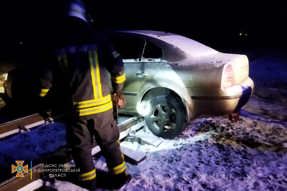 В Днепропетровской области водитель застрял прямо на рельсах / фото ГСЧС