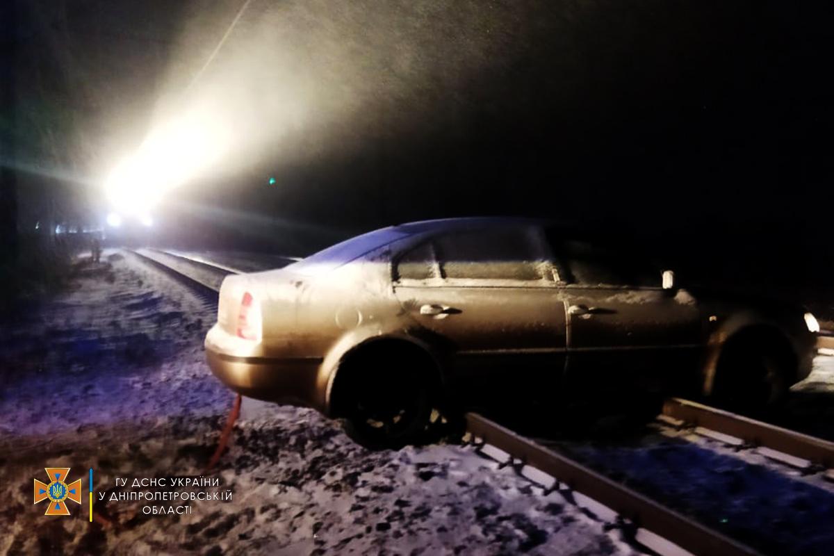 В Днепропетровской области водитель застрял прямо на рельсах / фото ГСЧС