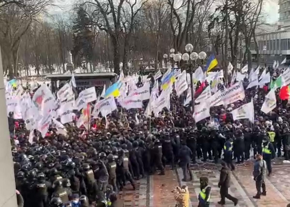Протесты "ФОПов" продолжаются под зданием парламента /  Скриншот