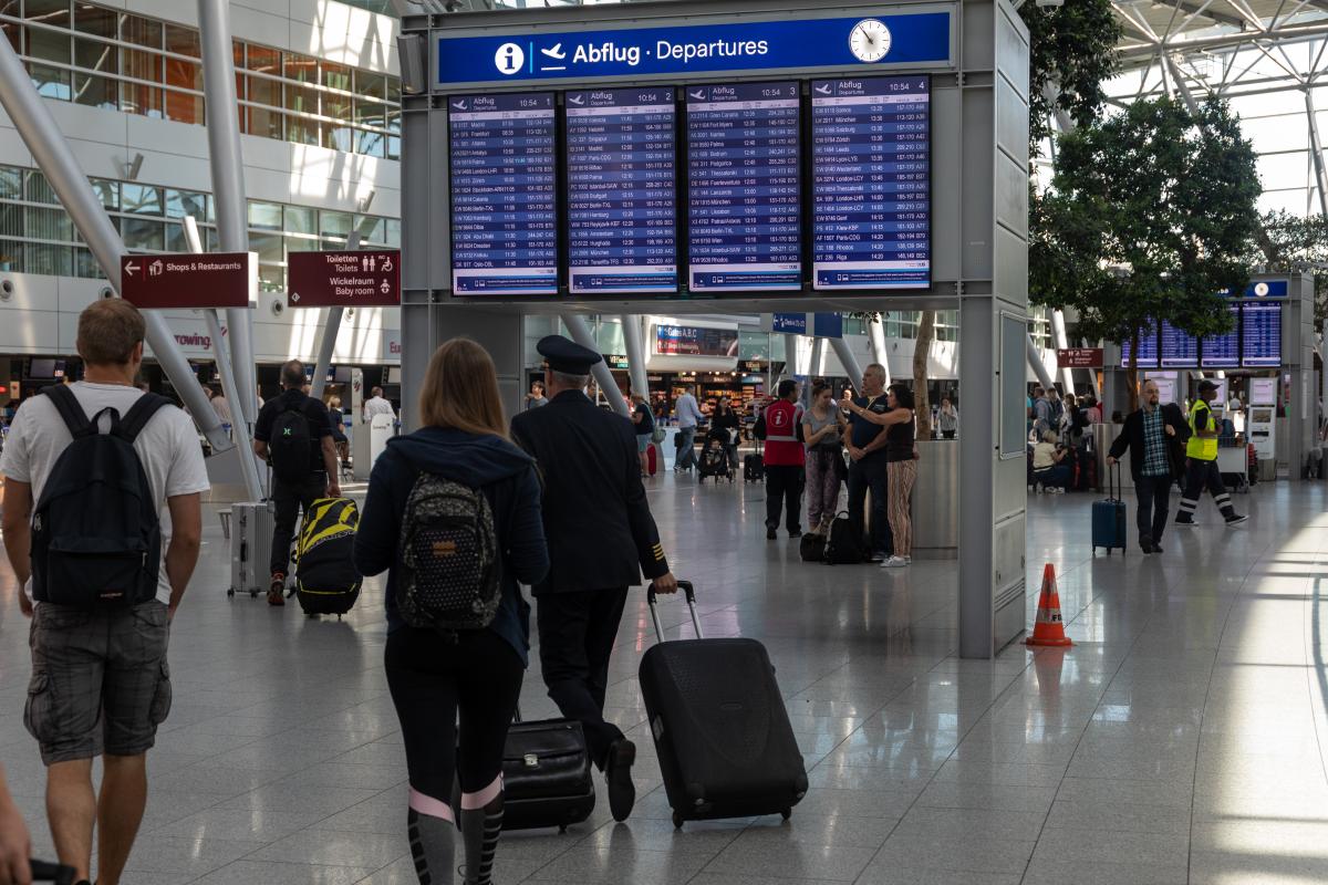 Многие аэропорты мира летом 2022 года столкнулись с задержками и отменами рейсов / фото ua.depositphotos.com