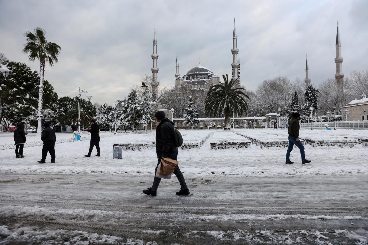 Снегопад накрыл Стамбул / фото REUTERS