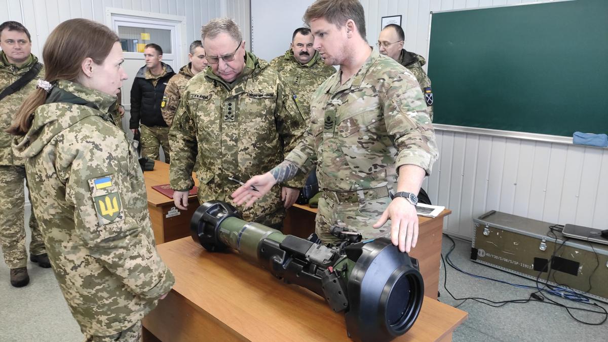 Во Львовской области украинских военных начали учить применять переданы Британией ПТРК, сообщил Павел Ткачук / фото facebook.com/tkachukpp