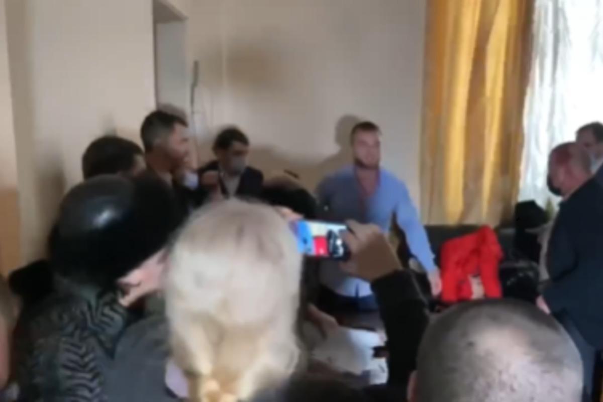 В результате драки в одесской мэрии, в которой участвовал Артем Дмитрук, пострадали 10 человек / скриншот
