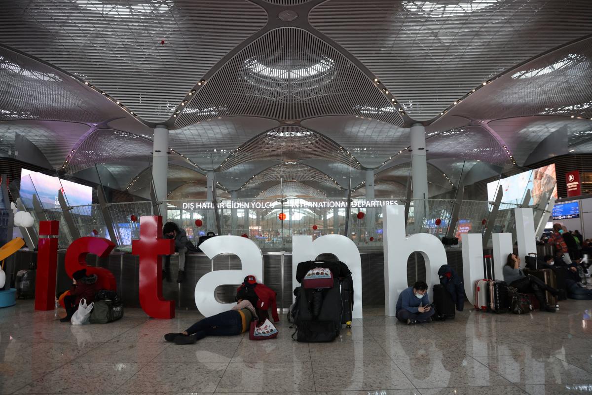 Аеропорт Стамбула повертається до нормальної роботи \ фото REUTERS