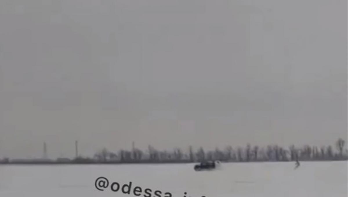 В Одесі екстремал катався на лижах за допомогою авто / скріншот