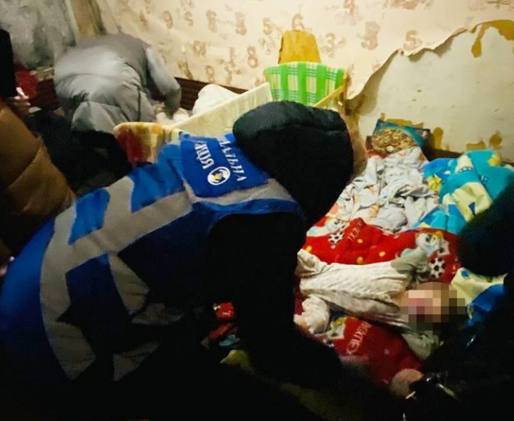 У столиці з квартири, заваленої мотлохом, врятували маленьких дітей / kyiv.npu.gov.ua
