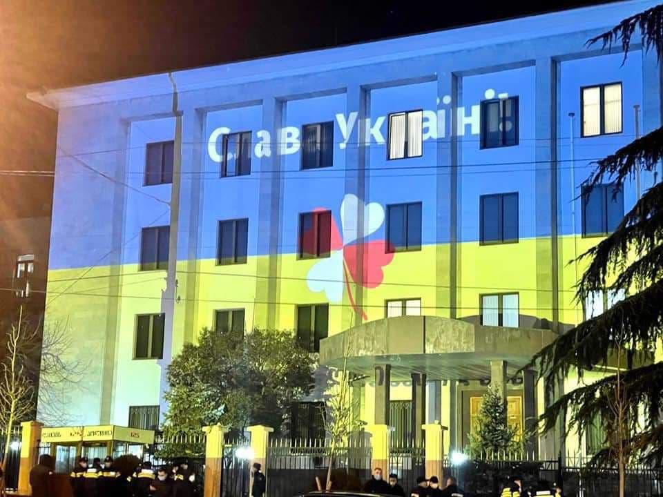 Здание украсили украинским флагом / фото Egor Kuroptev