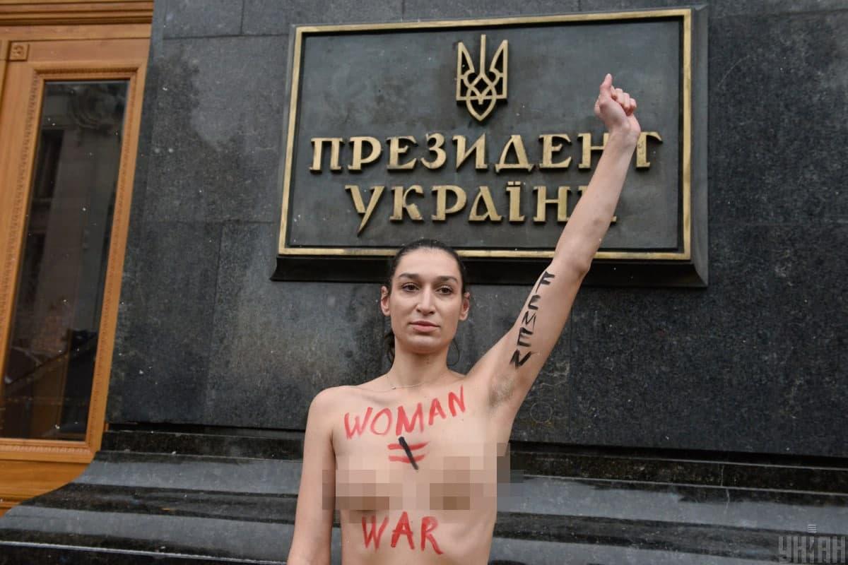 Активістка Femen оголила груди біля Офісу президента / фото УНІАН, Максим Поліщук
