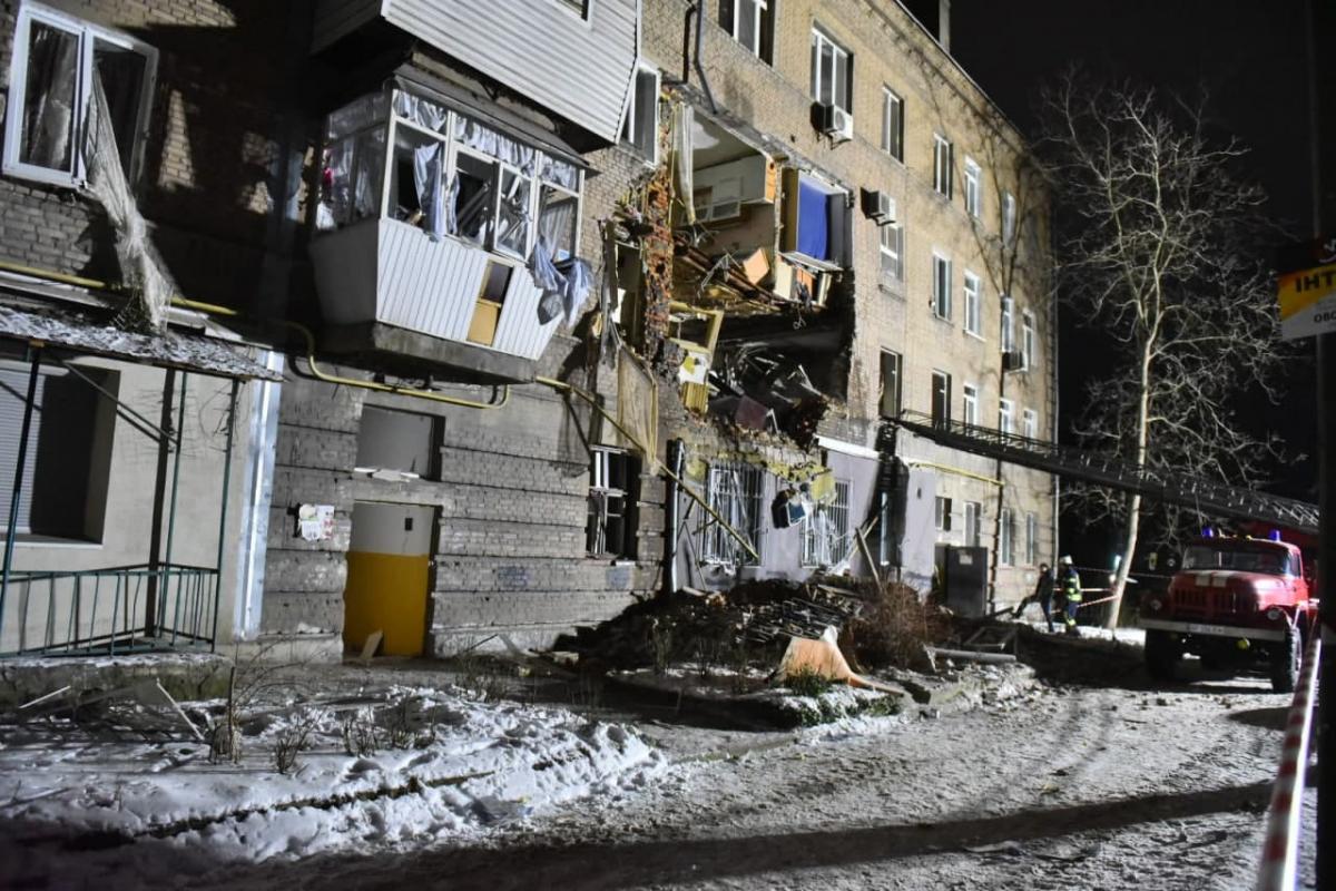 Власти предложили жителям разрушенных квартир поселиться в общежитии, но туда переехала пока лишь одна семья / фото ГСЧС Украины