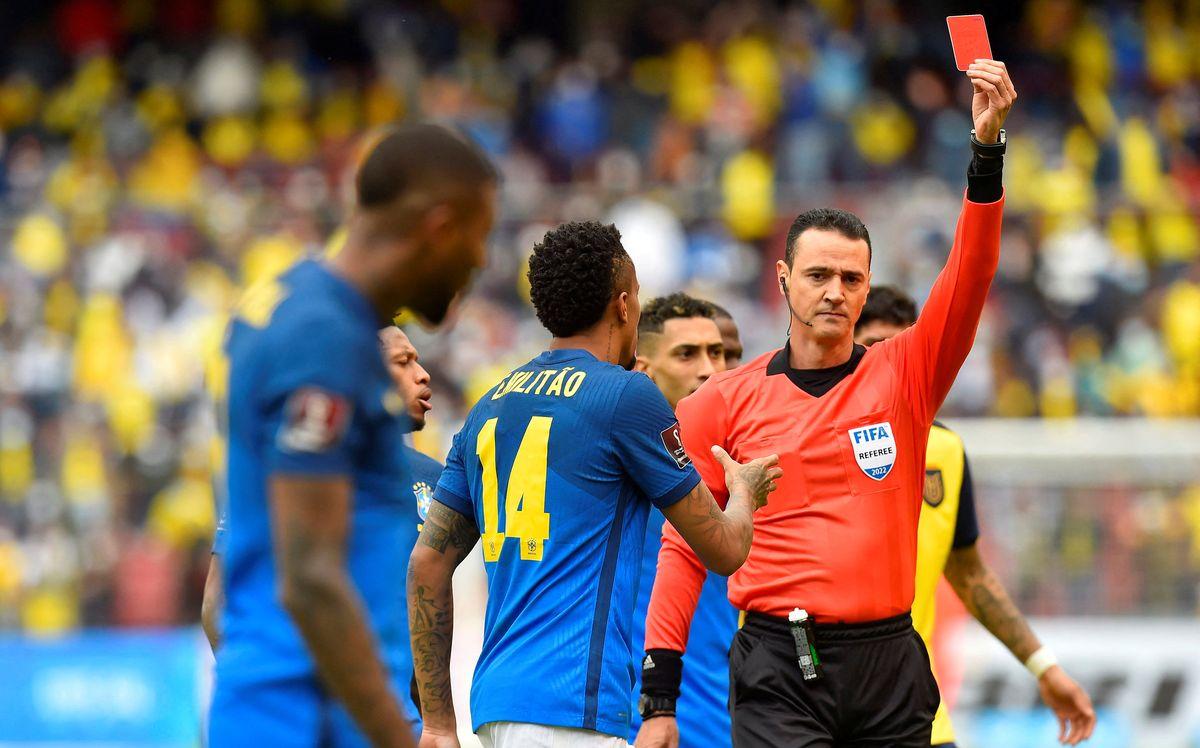 Суддя матчу Еквадор - Бразилія потрапив у скандал / фото REUTERS