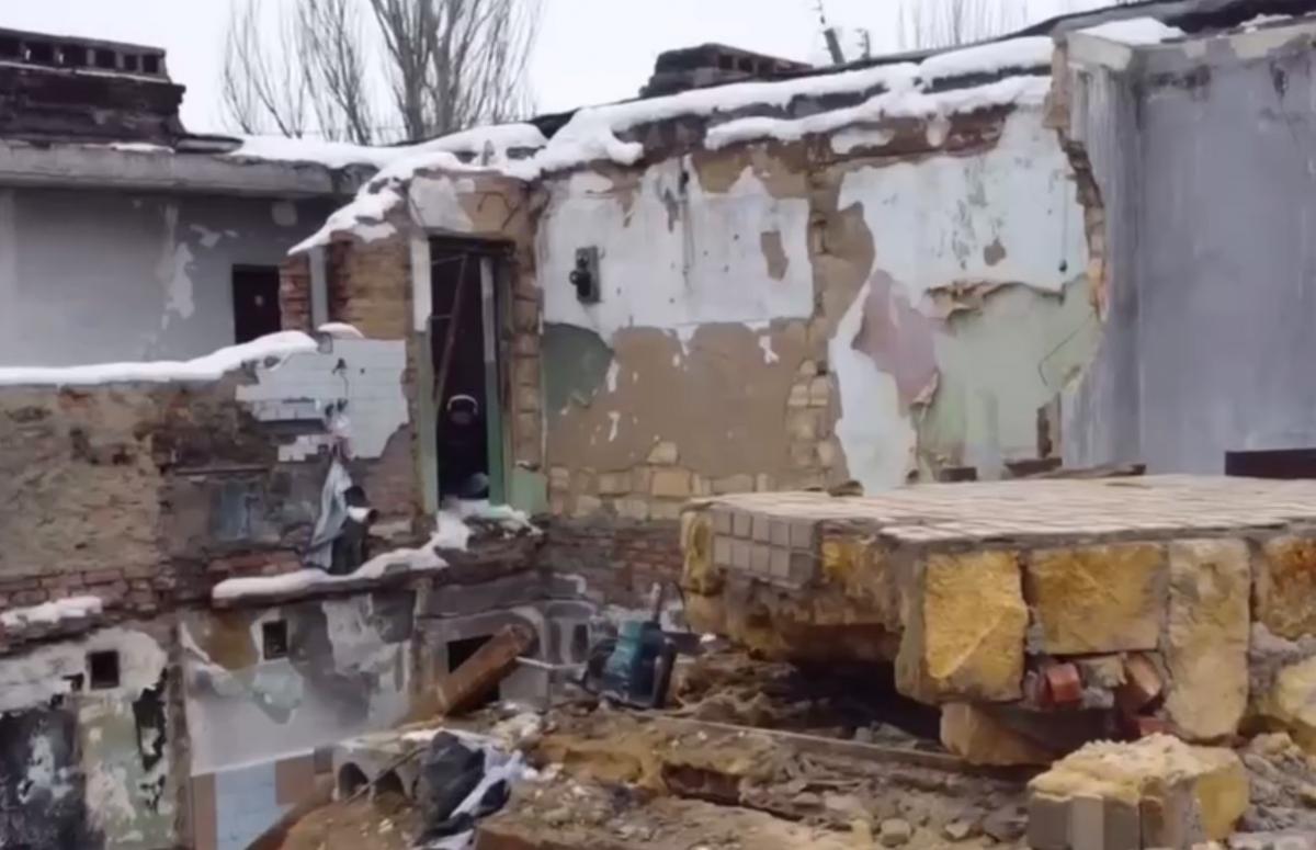 В Одессе на рабочих упала стена дома / скриншот