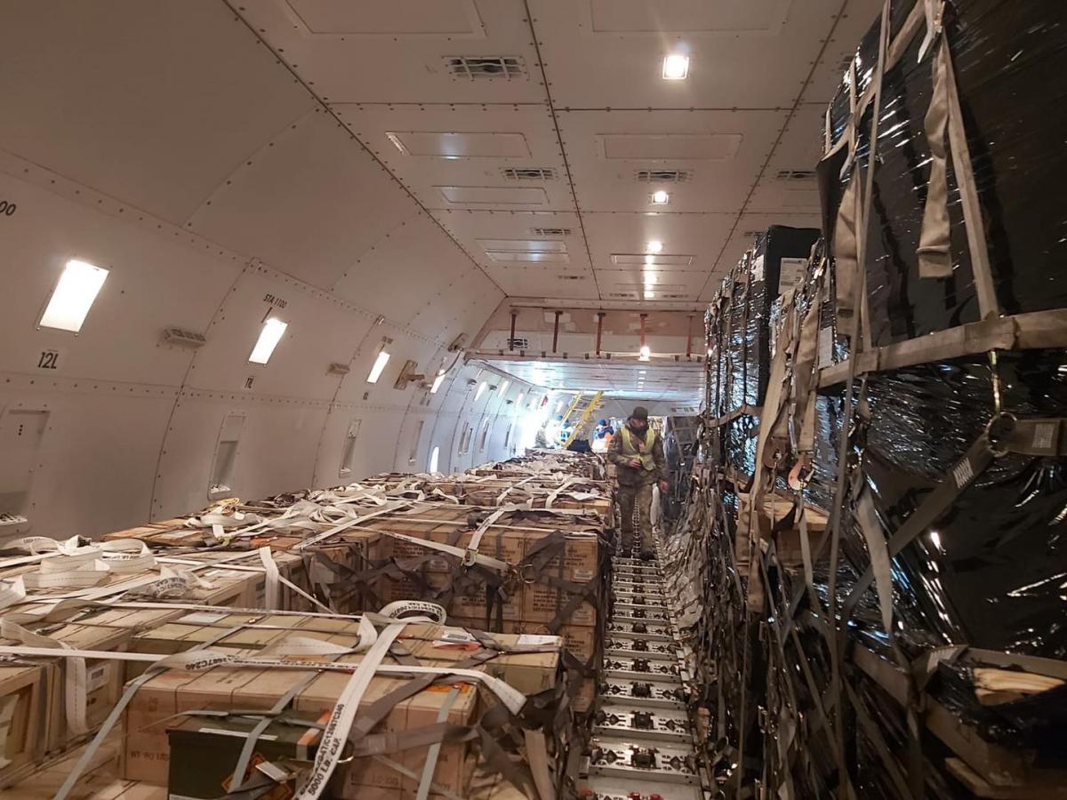Самолет привез 81 тонну патронов различного калибра / фото facebook.com/reznikovoleksii