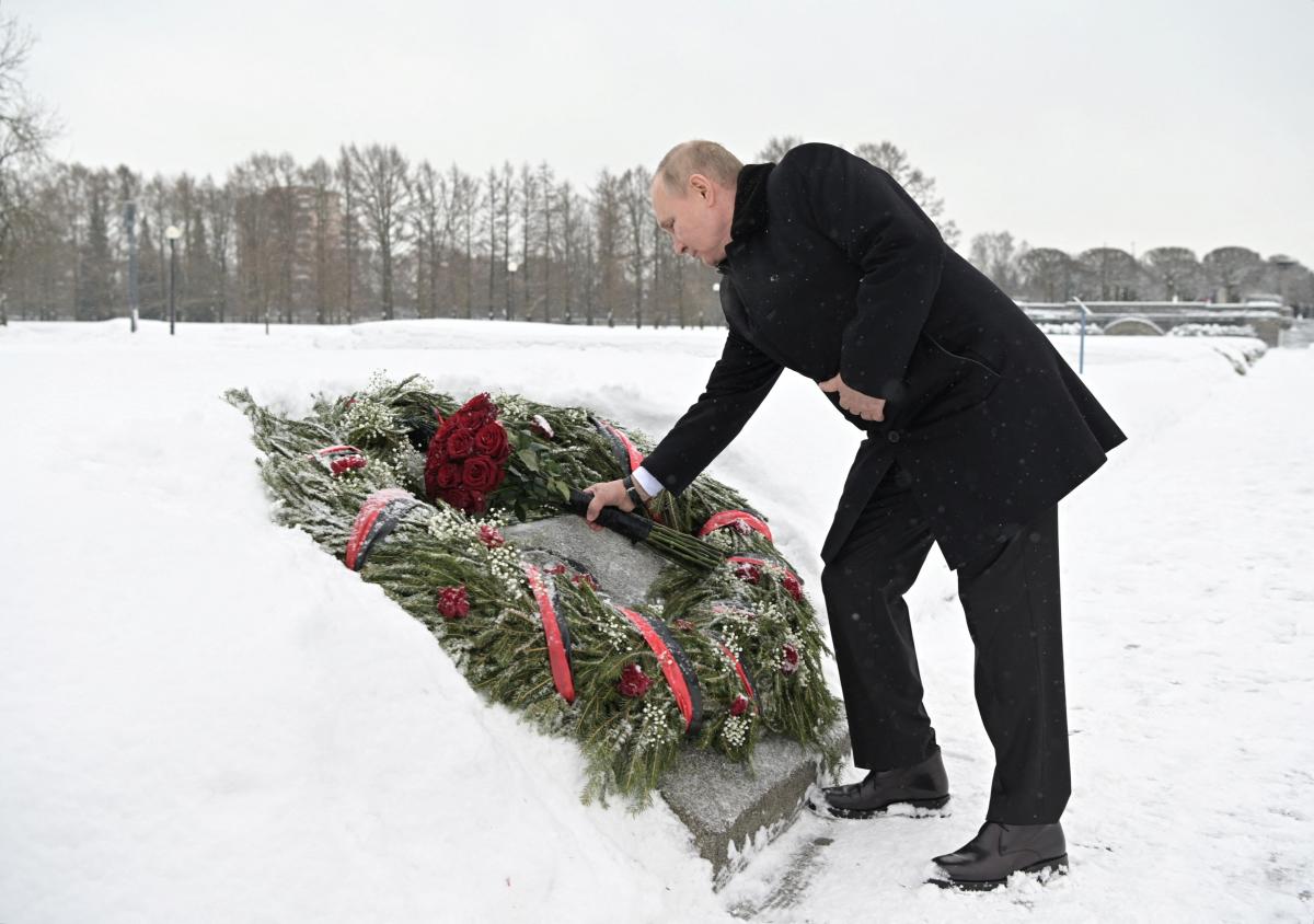 Путин почтил память погибших во время блокады Ленинграда \ фото REUTERS
