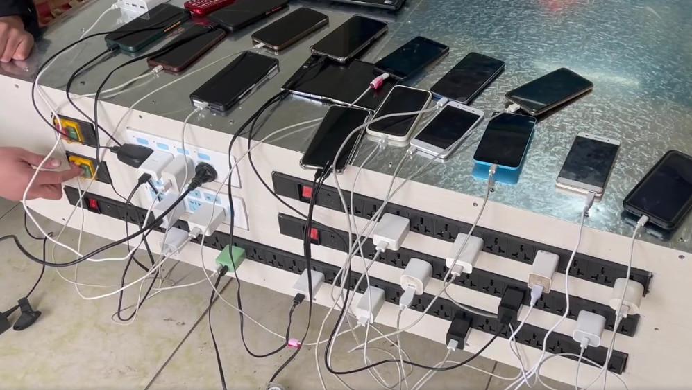 Цей пауербанк заряджає 60 телефонів одночасно / фото Mydrivers Цей пауербанк заряджає 60 телефонів одночасно / фото Mydrivers