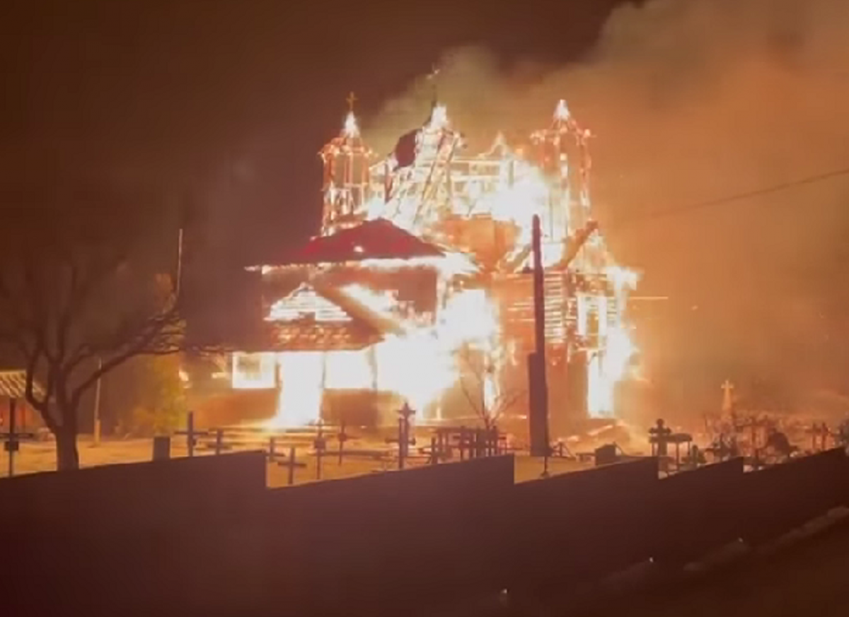 A wooden church burned to the ground in Bukovina / video screenshot