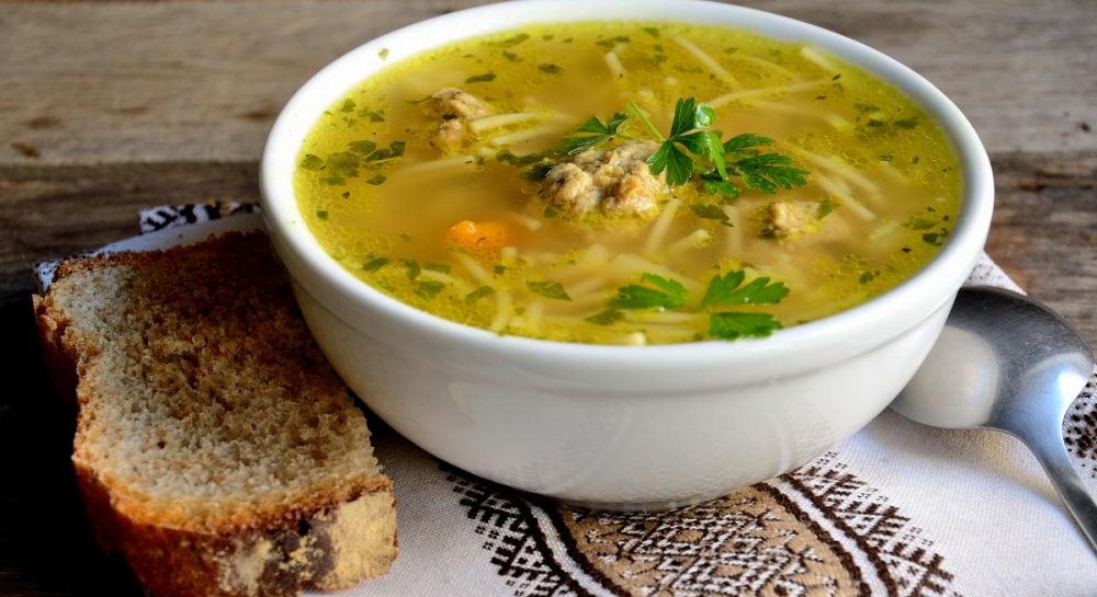 Что делать, если суп получился слишком жирным: 3 секрета опытных хозяек