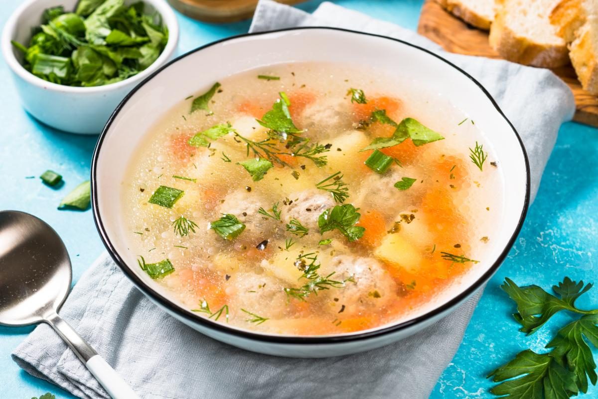 Суп с фрикадельками: рецепт из фарша с рисом и картошкой