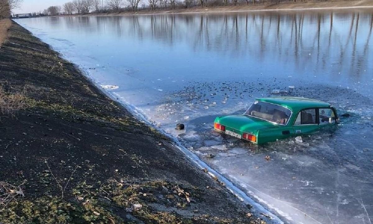 На Херсонщине коп с зажигалкой спас 82-летнего водителя из ледяной ловушки  (видео) — УНИАН