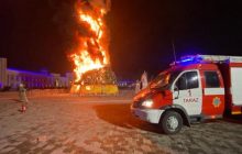 Огромный столб черного дыма: в Казахстане сгорела новогодняя елка (фоторепортаж, видео)