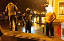 В центре Одессы задержали полуголого мужчину с ружьем (фото)