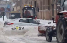 "Не паркуйтесь где попало": в Харькове коммунальщики "закопали" машину в снег (видео)