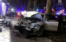 В Одессе пьяный водитель BMW столкнулся с двумя авто и электроопорой - есть пострадавшие