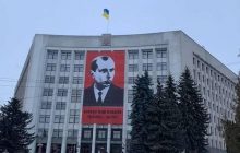 На фасаде Тернопольской ОГА повесили баннер с изображением Бандеры: он стал рекордным