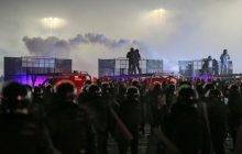 На вулиці Казахстану вивели військову техніку, по натовпу відкрили вогонь гумовими кулями