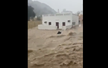 Автомобили плавают по улицам: Оман и Иран накрыло мощное наводнение (видео)