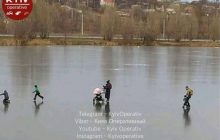 На вулиці +7: на Київщині родина гуляла по кризі з малечею та дитячим візочком (фото)