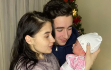 19-летний Роман Сасанчин показал лицо новорожденной дочери