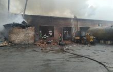 На мебельной фабрике под Черниговом произошел взрыв: огонь охватил 200 "квадратов" территории