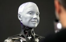Удивительно и пугающе: робота с человеческой мимикой и жестами показали на видео