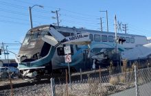 В США самолет попал под поезд: пилота вытащили за секунды до страшного удара (видео)